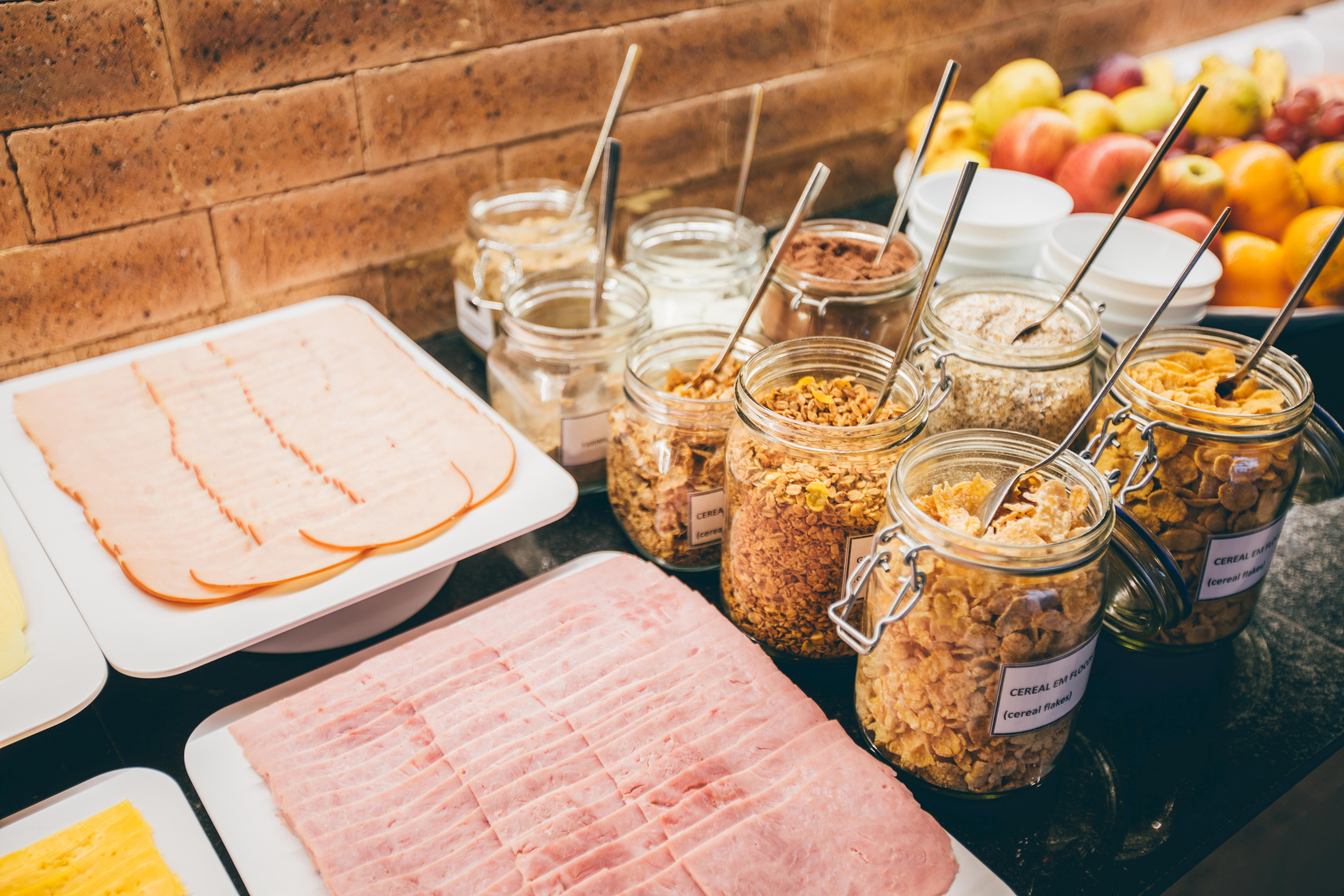 Cullinan Hplus Premium Brasília Exterior foto Müsli and ham at a breakfast buffet