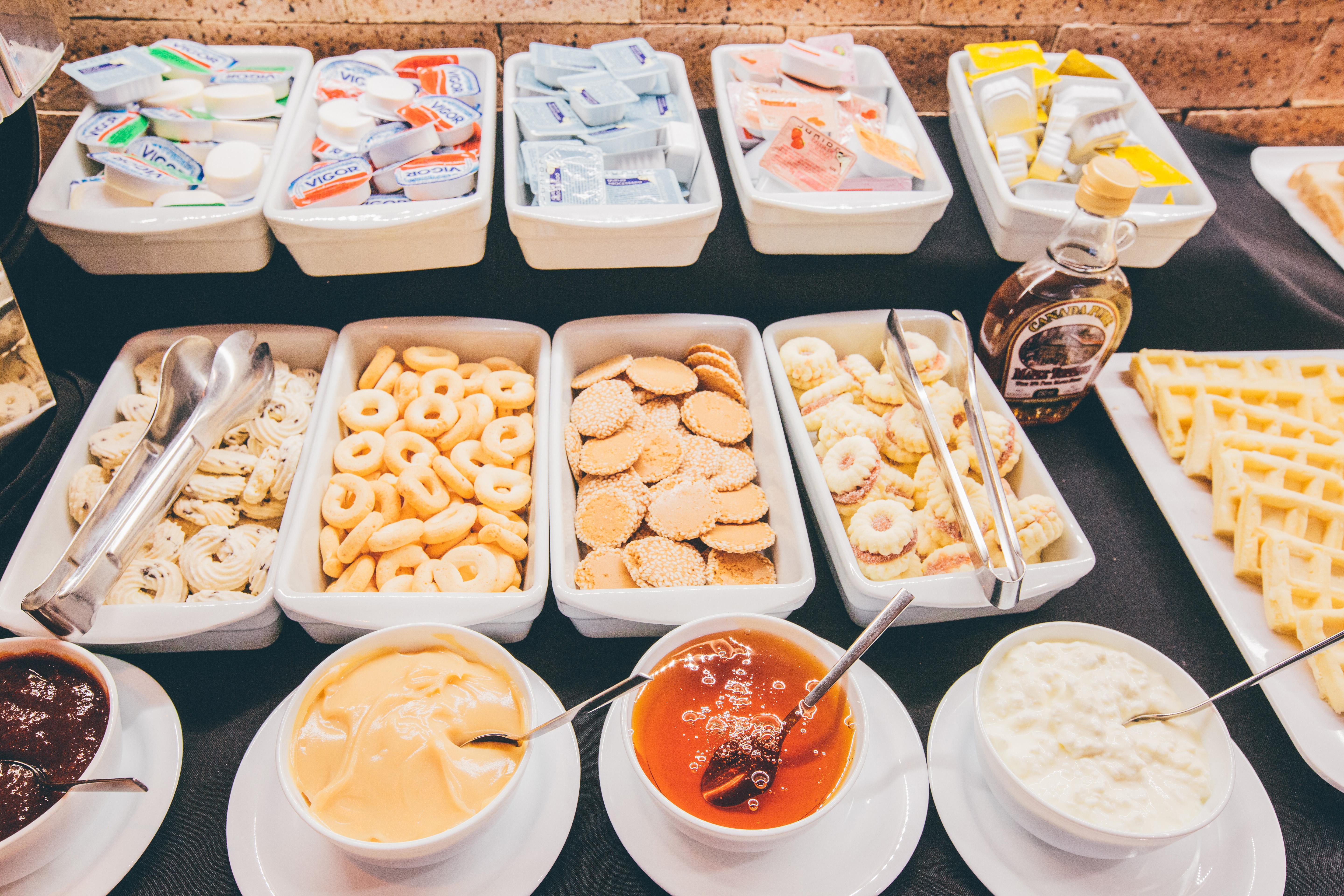 Cullinan Hplus Premium Brasília Exterior foto A selection of cheese at a buffet