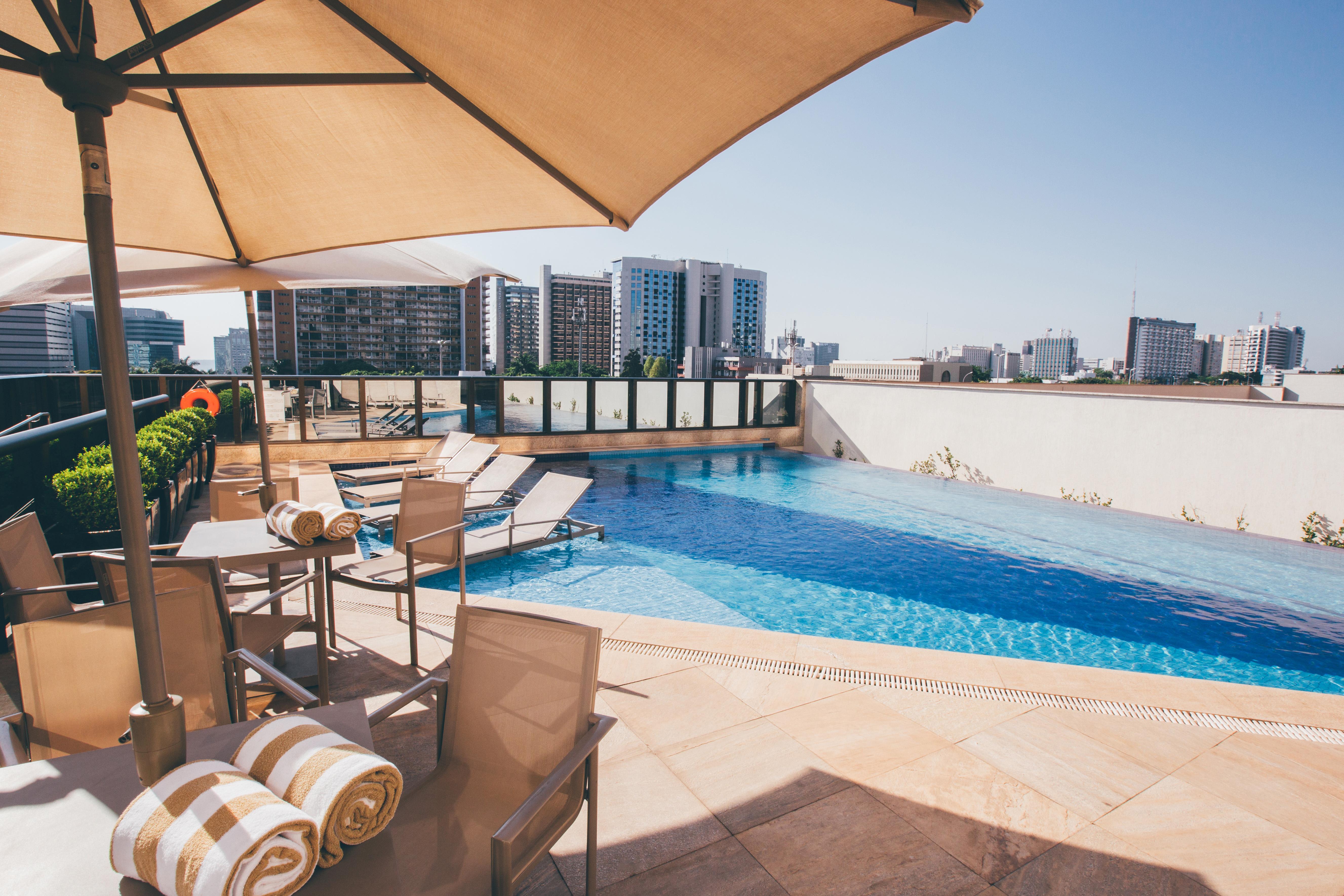 Cullinan Hplus Premium Brasília Exterior foto Rooftop pool at the hotel